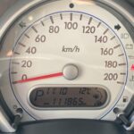 Tachometer eines Autos zeigt 0 km/h, Kilometerstand 111865 km und Temperatur 12°C. Sicherheitsgurt-Warnleuchte ist an.