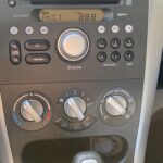Auto-Armaturenbrett mit MP3-Radio, FM-Sender 88.8, Klimaanlagenregler und Lüftersteuerungen.