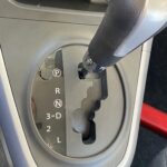 Automatikgetriebe Schalthebel in einem Auto, Stellung auf 'P' für Parken, zeigt verschiedene Fahrmodi.