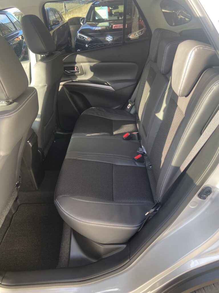 Innenraum eines Autos mit schwarzen Ledersitzen, hinten im Wagen.