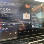 Autoradio-Display zeigt DAB-Sender mit Van Halens Jump um 10:06 Uhr.