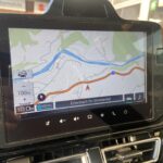 Auto-Navigationssystem zeigt Karte von Erlenbach im Simmental mit Route und aktuellem Standort auf dem Display.
