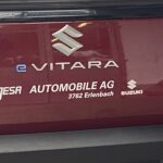 Rotes Suzuki Vitara Auto mit Jesa Automobile AG Logo in Erlenbach.