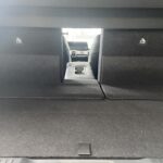 Kofferraum eines Autos mit umklappbaren Rücksitzen für erweiterten Stauraum, Ansicht von innen.