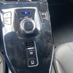 Nahaufnahme eines modernen Automatik-Schaltknaufs mit Drive Mode-Tasten im Auto.