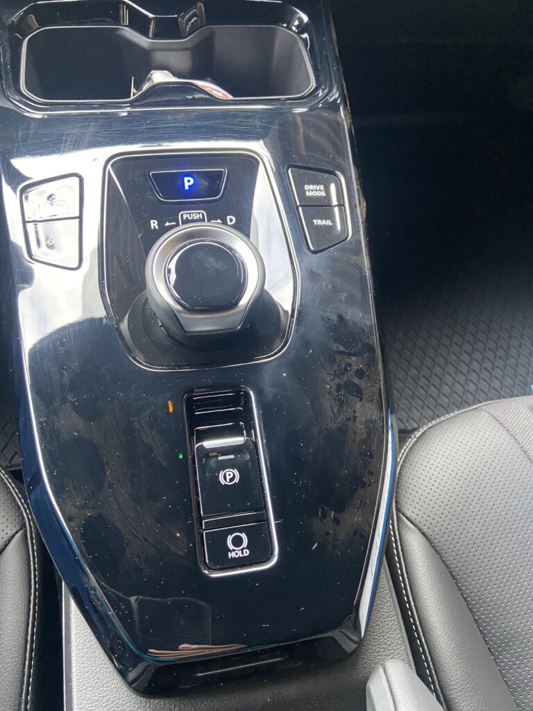 Nahaufnahme eines modernen Automatik-Schaltknaufs mit Drive Mode-Tasten im Auto.