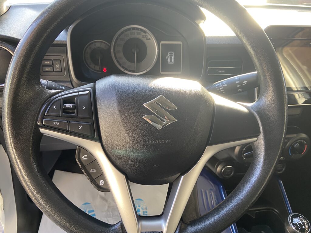 Steuerung eines Autos mit Suzuki-Lenkrad, Tachometer und Kommandoanzeigen im Innenraum sichtbar.