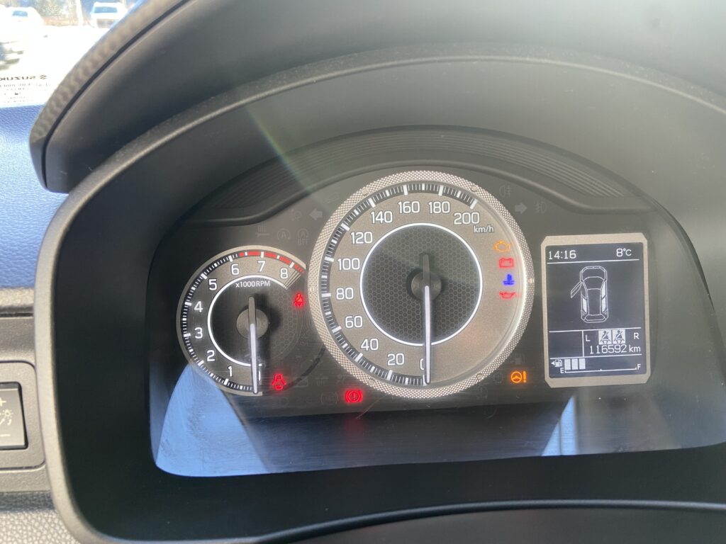 Auto-Tachometer bei 116.592 km, mit Warnleuchten und Temperatur von 8°C, Detailansicht des Armaturenbretts.