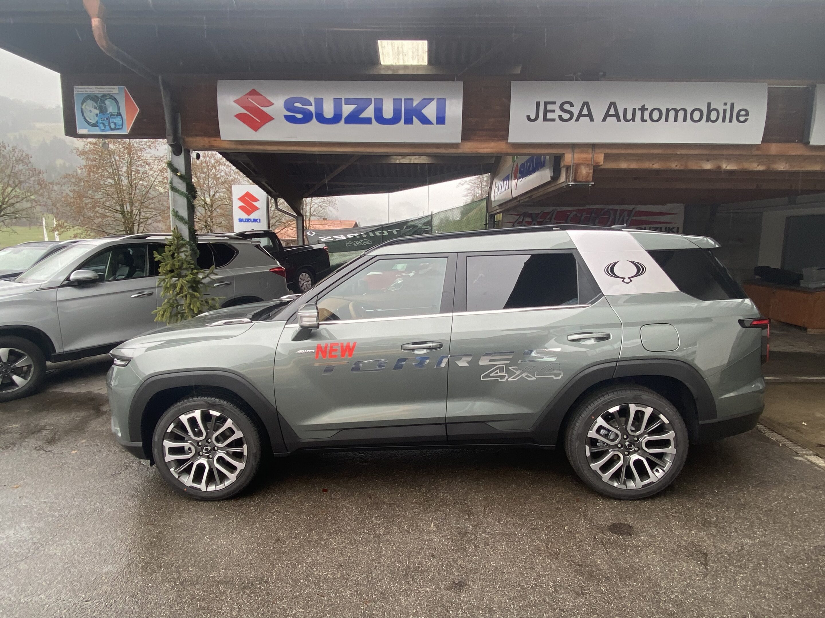 Neuer Suzuki 4x4 SUV in der Nähe von JESA Automobile Händler im Freien geparkt.