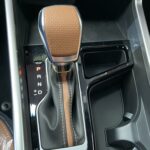 Automatikgetriebe mit Lederschaltknauf im modernen Auto, Nahaufnahme der Mittelkonsole.