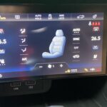Touchscreen im Auto zur Steuerung der Klimaanlage, zeigt 26,5 Grad und verschiedene Lüftungsoptionen, inkl. Sitzheizung.