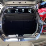 Auto mit offenem Kofferraum, zeigt geräumigen Stauraum und Rückleuchten im Sonnenlicht.