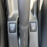 Autokonsolensitzheizungsschalter links und rechts, erkennbar durch Sitzheizungssymbole auf beiden schwarzen Tasten.