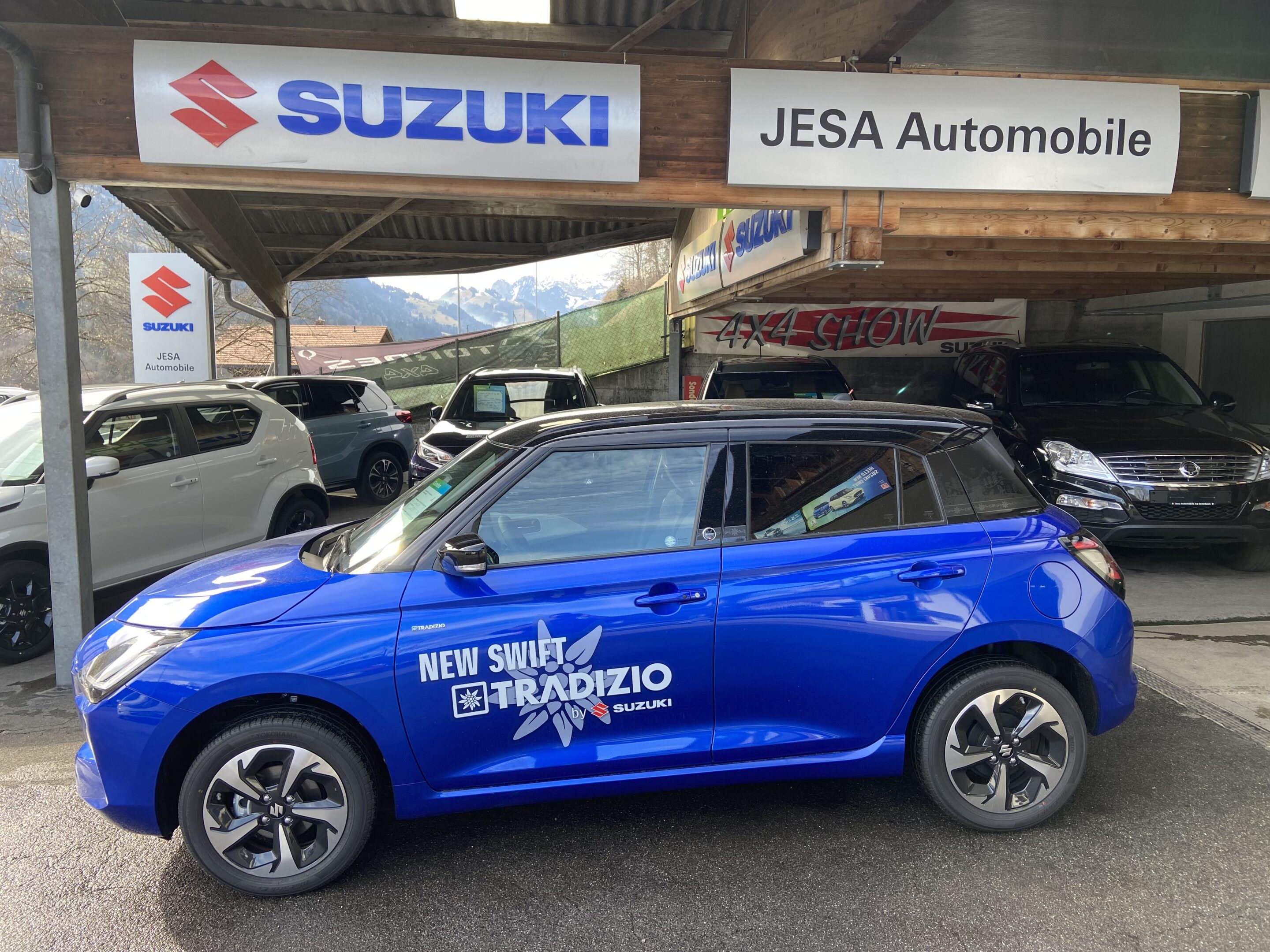 Blauer Suzuki Swift bei JESA Automobile, Altdorf, bereit für die Straße. Perfekt für stilbewusste Fahrer.