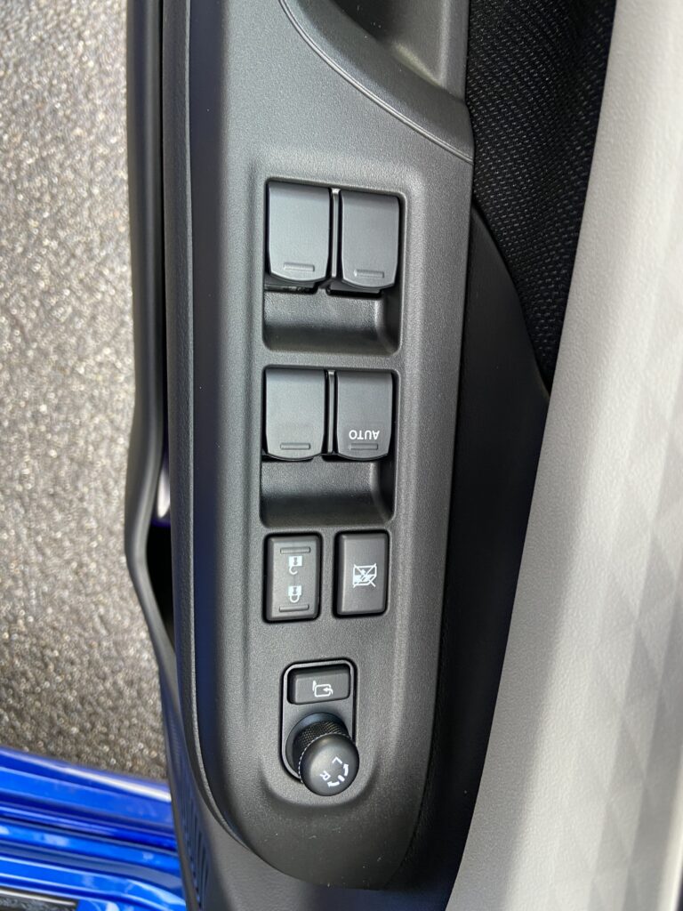 Autotürsteuerpult mit Fensterhebern und Spiegeleinstellungen in einem modernen Fahrzeug.