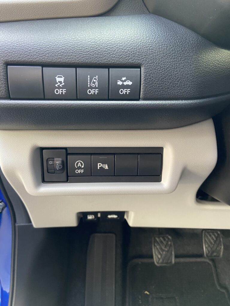 Tastenfeld im Auto zur Deaktivierung von Sicherheits- und Assistenzsystemen, wie ESP und Parkassistent.