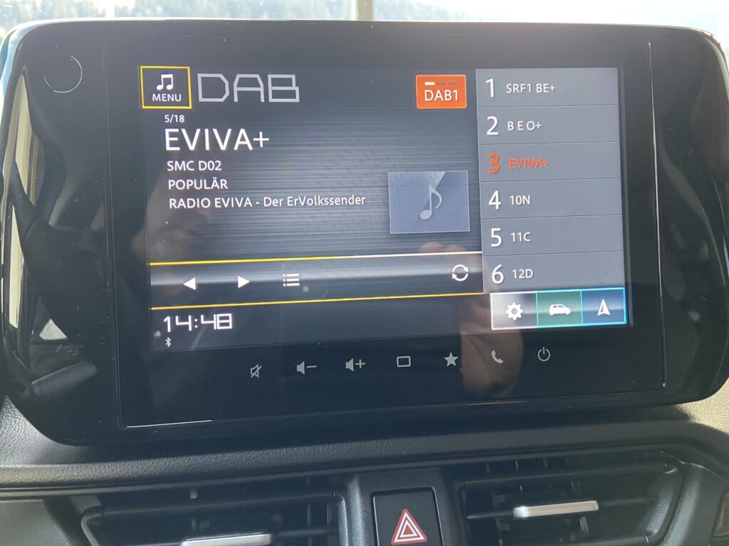 DAB-Autoradio-Display zeigt Radio EVIVA+ und Senderliste, Uhrzeit 14:48.