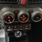 Klimaanlagensteuerung in einem Auto mit Einstellung für Temperatur, Gebläsemodus und Umluftregelung.