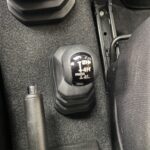 Gangschaltung und Handbremse im Auto-Innenraum, Nahaufnahme. Ideal für Offroad-Fahrzeuge.