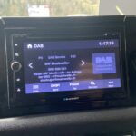 DAB-Radio Bildschirm zeigt SRF Musikwelle mit Informationen zur Sendung und Digital Audio Broadcasting Symbol.
