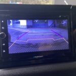 Rückfahrkamera-Display in einem Auto zeigt Parklinien zur Unterstützung beim Rückwärtsfahren.