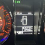 Auto-Armaturenbrett mit Warnleuchten, Tachometer und Anzeige für geöffnete Tür, Kilometerstand bei 127152 km.