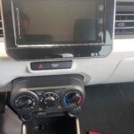 Auto-Innenraum mit Lenkrad, Klimaanlage und Touchscreen-Display in Nahaufnahme.