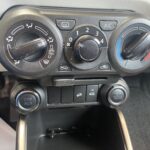 Autoschalter für Klimakontrolle und USB-Anschluss in einem Fahrzeug.