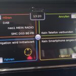 Auto-Infotainmentsystem mit DAB-Radio, unverbundenen Telefon- und Smartphone-Optionen, Navigation wird initialisiert.