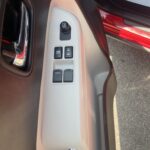 Auto-Innentürsteuerung mit Fensterheberknopf, Spiegelverstellung und Türverriegelung.