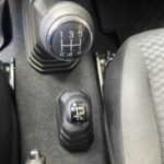 Manueller Schaltknauf und Allradhebel in einem Auto-Cockpit. Ideal für Geländewagen-Fans und Fahrenthusiasten.
