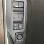 Autotürsteuerung mit Fensterhebern und Seitenspiegel-Einstellungen in einem Fahrzeug.