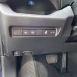 Nahaufnahme von Autosteuerknöpfen, einschließlich Licht, Frontscheibenheizung und Heckklappe, im Innenraum eines Autos.