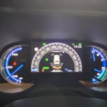 Digitales Armaturenbrett eines Autos mit Geschwindigkeitsanzeige und Eco-Modus aktiv.