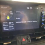 Auto-Infotainmentsystem zeigt DAB-Sender und Titel: Walter Mitelholzer - Im Pöschtli Z'Appenzöll um 14:21 Uhr.