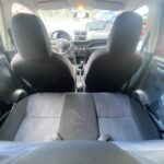 Innenansicht eines kompakten Autos, Rückbank und Fahrerkabine mit Steuerungselementen, moderne Ausstattung.