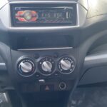 Autoradio mit Display und Klimaanlagensteuerung im Auto, Nahaufnahme der Bedienelemente.