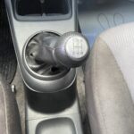 Nahaufnahme eines manuellen Schalthebels in einem Auto, zeigt die Ganganordnung klar.