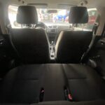 Auto-Innenraum von hinten fotografiert, mit zwei Vordersitzen und Armaturenbrettansicht.