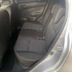 Innenraum eines Autos mit schwarzer Rückbank und silberner Türverkleidung.