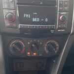 Autoradio mit FM1-Anzeige und Bedienelementen für Heizung und Klimaanlage im Auto-Cockpit.