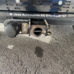 Anhängerkupplung eines Fahrzeugs mit Logo von Jesa Automobile AG Erlenbach auf dem Kennzeichenschild.
