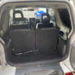 Offener Kofferraum eines Autos mit umgeklappten Rücksitzen und Anhängerkupplung, ideal für Transportzwecke.
