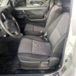 Innenraum eines Autos, graue Polstersitze, Fahrer- und Beifahrersitze, Blick von der geöffneten Beifahrertür.