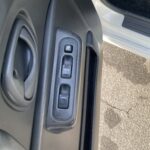 Autofenster-Schalter an der Innenseite der Fahrertür mit automatischer Fensterheberfunktion.