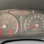 Armaturenbrett eines Autos mit Tankanzeige, Geschwindigkeitsmesser und Kilometerstand. Geschwindigkeit 0 km/h.