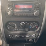 Autoradio und Klimasteuerung in einem Auto, CD-Player und Tasten für 2WD, 4WD, 4WD-L sichtbar.