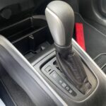 Automatikgetriebe in einem Auto, Nahaufnahme des Schalthebels auf P für Parken.