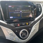 Touchscreen-Autoradio mit DAB-Display im Auto, zeigt keine Verbindung zu Smartphone oder Telefon. Klimasteuerung auf 23°C.