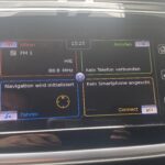 Auto-Infotainment-Systembildschirm zeigt Radio, Navigation in Initialisierung und keine verbundenen Geräte.